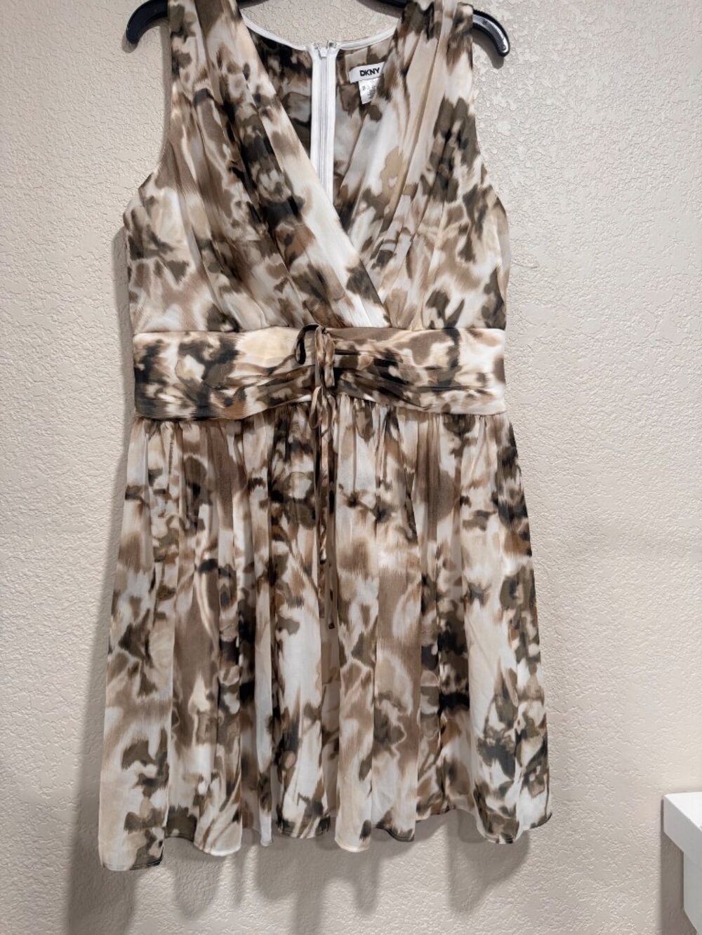 DKNY Brown & Cream Abstract Print Sleeveless Pleated Dress With Tie Waist Size 1